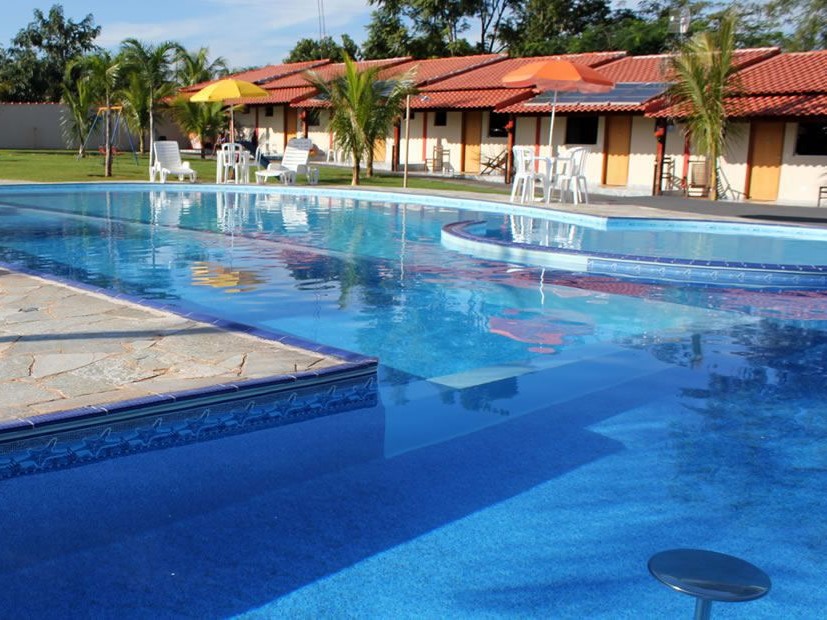 A Área de Lazer conta com playground, mesa de bilhar, wifi, pebolim e Fliperama. Super piscina de 272 m², bar molhado, praia molhada, sistema de cromoterapia, hidromassagem, raia para natação, piscina infantil, espaço social e PISCINAS AQUECIDAS.